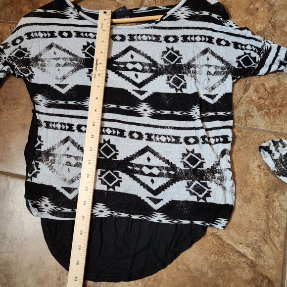 Rue 21 Tribal Print Top – Women’s Small, 3/4 Sleeve, Open Back - Picture 3 of 4